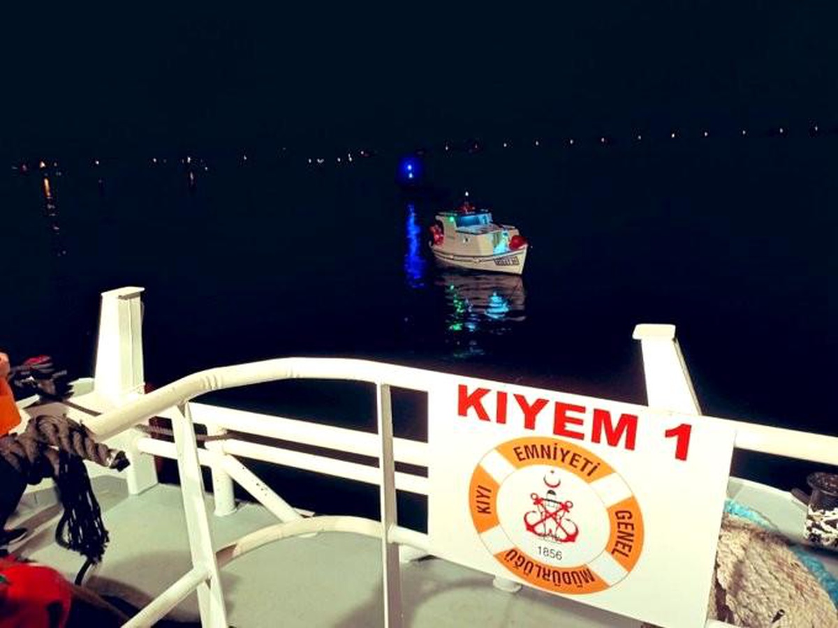 Çanakkale Boğazı\'nda arızalanan tekne, KEGM ekiplerince kurtarıldı