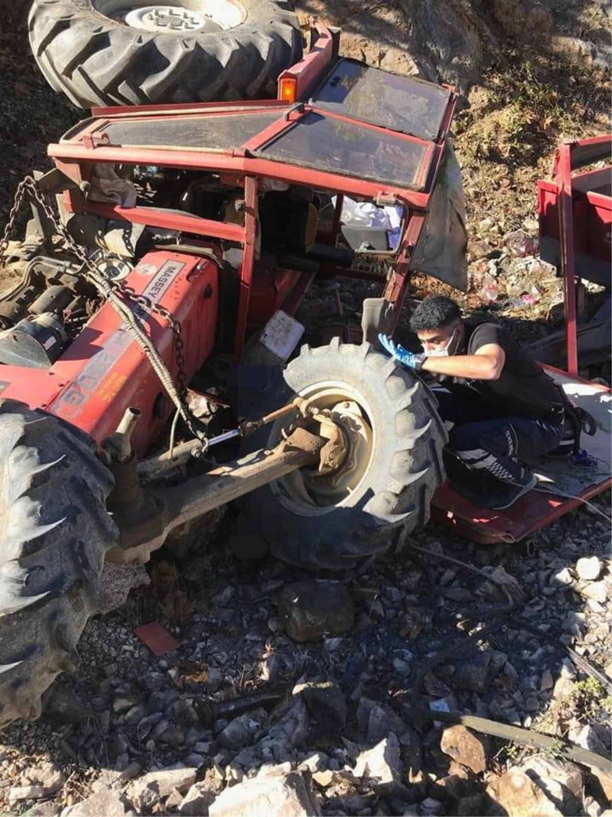 Çanakkale\'de işçileri taşıyan traktörün devrilmesi sonucu 1 kişi öldü, 2 kişi yaralandı