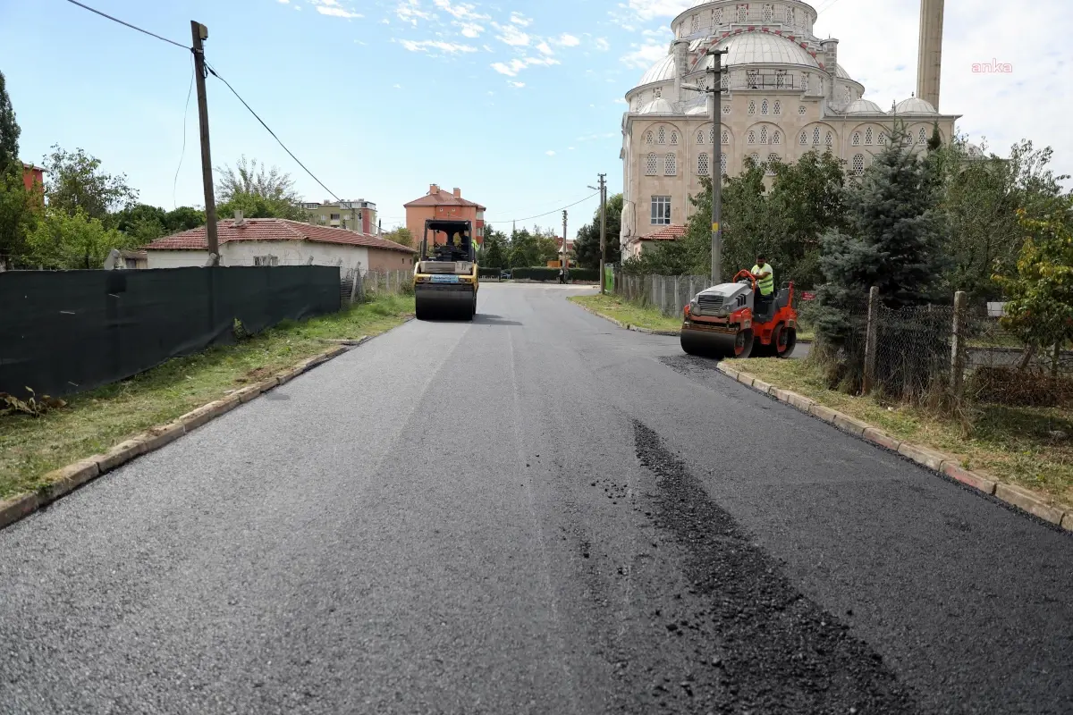 Çerkezköy Belediyesi, Veliköy\'de Asfaltlama Çalışmalarını Sürdürüyor