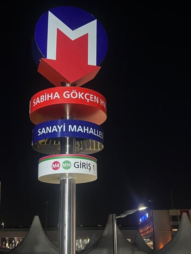 Cumhurbaşkanı Erdoğan'ın 'Biz yaptık' dediği metro hattına İBB tarafından 'M' tabelası asıldı Cumhurbaşkanı Erdoğan'ın 'Biz yaptık' dediği metro hattına İBB tarafından 'M' tabelası asıldı