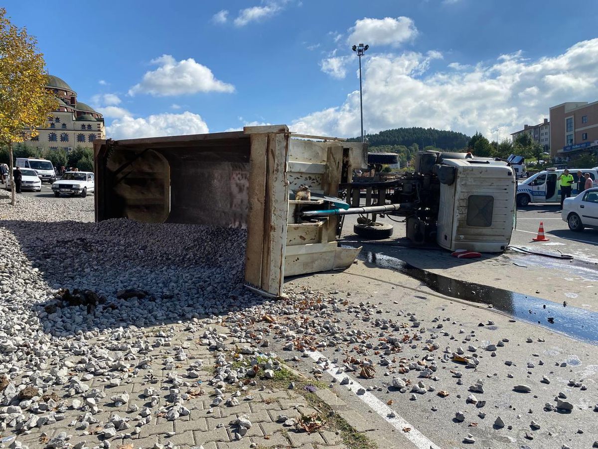 Düzce\'de yol dolgu malzemesi yüklü kamyon devrildi, 2 kişi ağır yaralandı