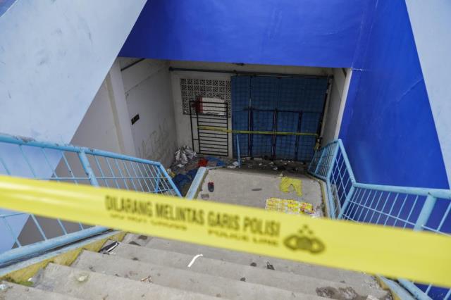 Endonezya'da futbol maçında çıkan izdihamda ölen 125 kişiden 32'sinin çocuk olduğu açıklandı