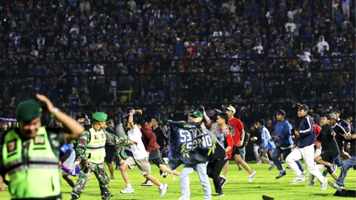 Endonezya\'da Futbol Maçındaki İzdihamda 125 Kişi Öldü, 320\'den Fazla Kişi Yaralandı