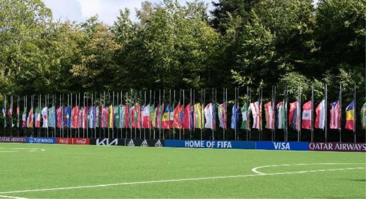 Endonezya\'daki stadyum felaketi sonrası FIFA merkezinde bayraklar yarıya indirildi