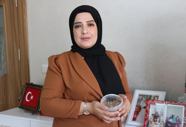 Eşinin şehit düştüğü toprağı evinde saklıyor Eşinin şehit düştüğü toprağı evinde saklıyor