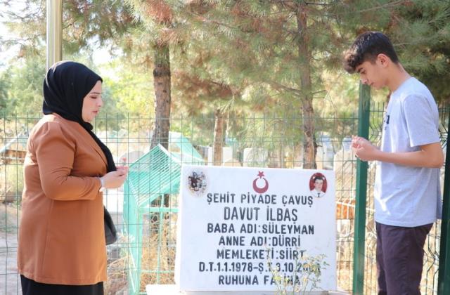 Eşinin şehit düştüğü toprağı evinde saklıyor Eşinin şehit düştüğü toprağı evinde saklıyor