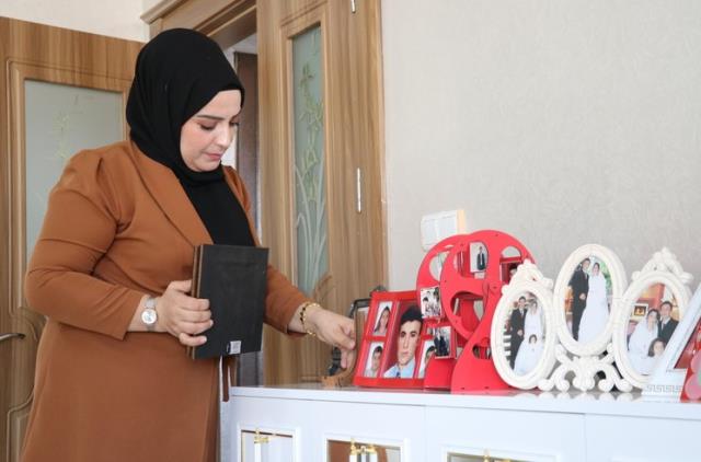 Eşinin şehit düştüğü toprağı evinde saklıyor Eşinin şehit düştüğü toprağı evinde saklıyor
