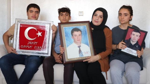Eşinin şehit düştüğü toprağı evinde saklıyor Eşinin şehit düştüğü toprağı evinde saklıyor