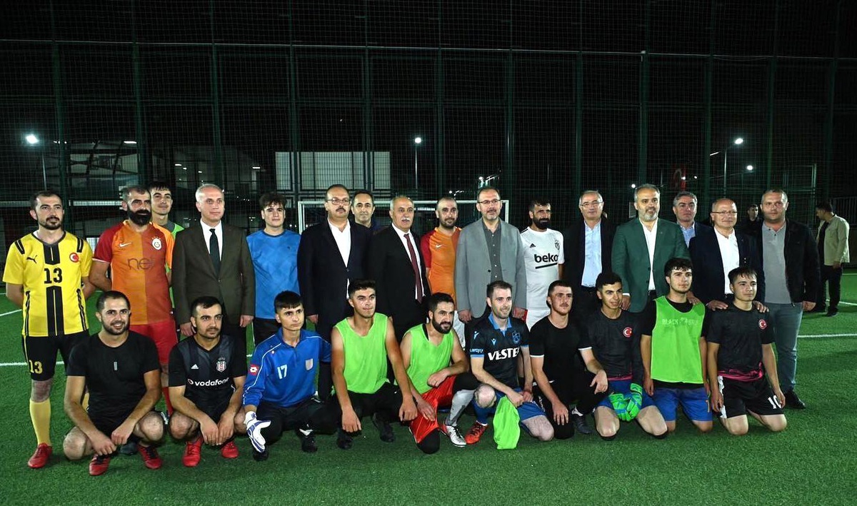 Mersin spor haberi | Gençlik ve Spor Bakanı Kasapoğlu\'ndan Yenişehir\'e sürpriz gece ziyareti