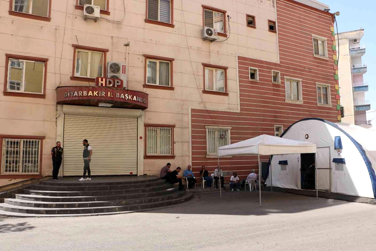 HDP\'ye kepenk kapattıran ailelerin evlat nöbeti bin 127\'nci gününde