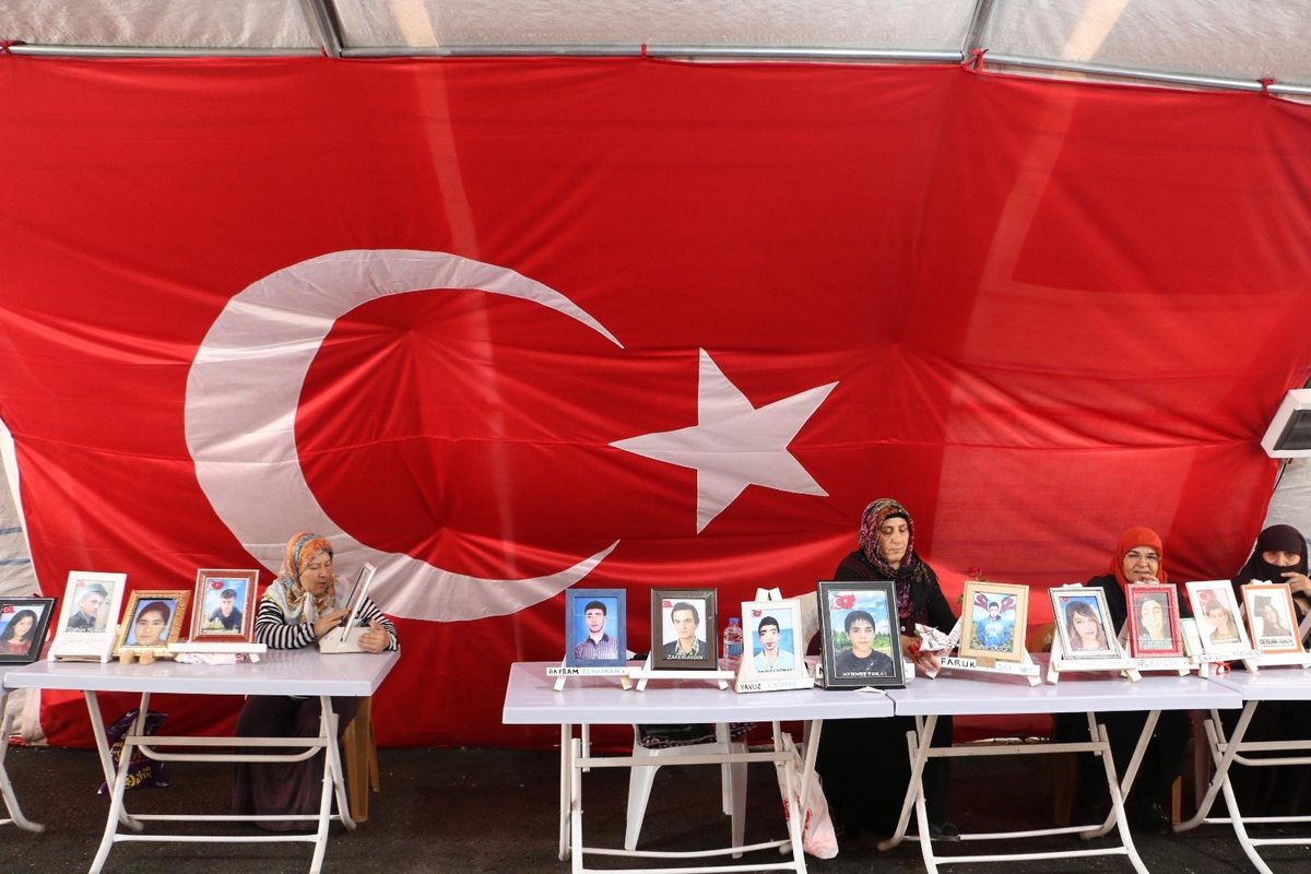 HDP\'ye kepenk kapattıran ailelerin evlat nöbeti bin 127\'nci gününde