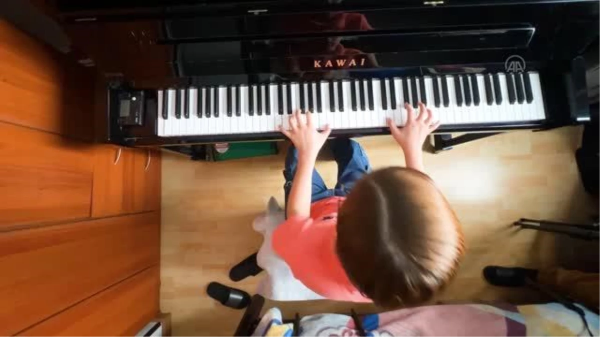 Hiperaktivite tedavisi için piyano öğretilen prematüre çocuk, 11\'inde piyano dâhisi oldu