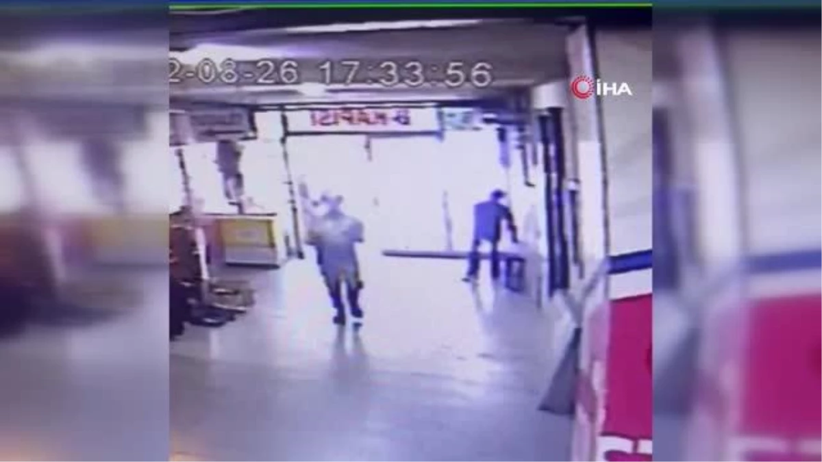 İstanbul\'da ilginç hırsızlık kamerada: Halterci gibi yüklendiği tabelayı çaldı