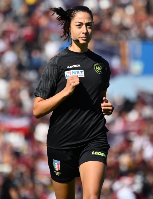 İtalya, kadın hakem Ferrieri'yi konuşuyor! Gol yağmuru olan maçta tarihe geçti