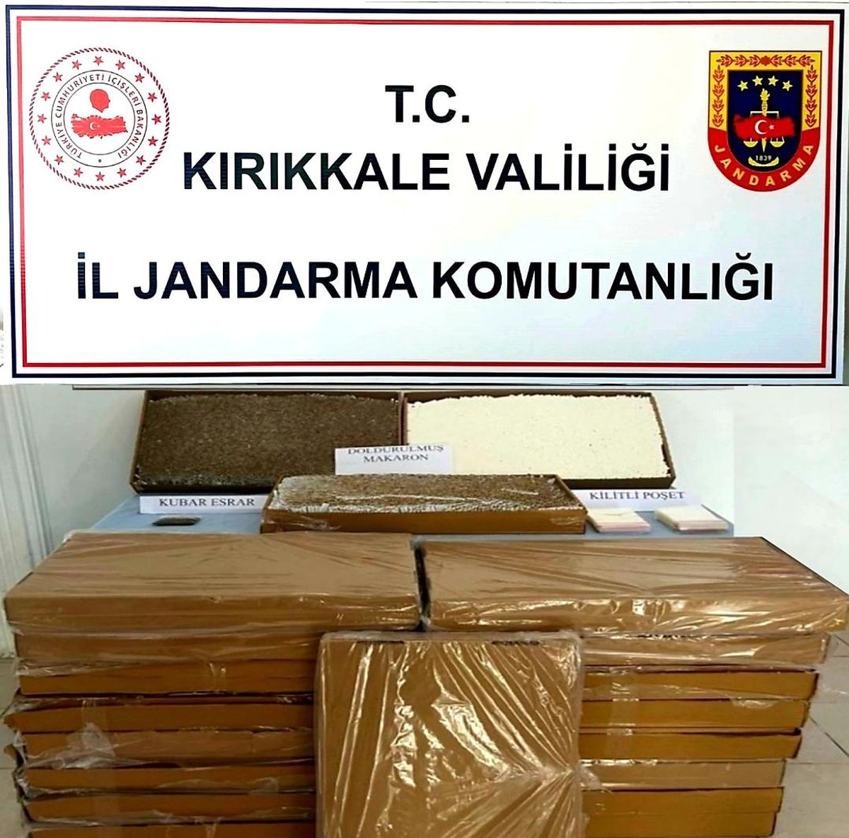 Jandarma ekiplerinden kaçmaya çalıştılar, araçlarından binlerce makaron çıktı