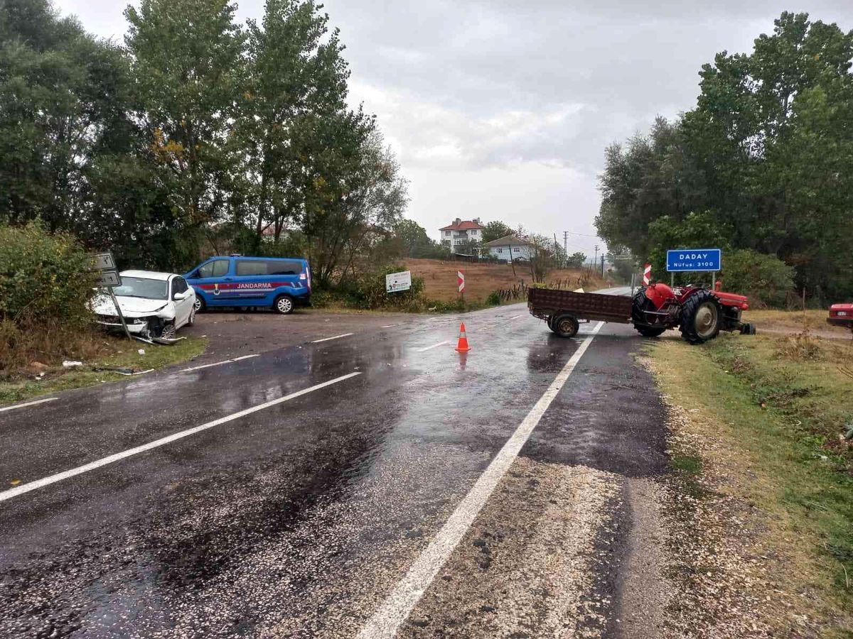 Kastamonu haber: Kastamonu\'da otomobil ile traktör çarpıştı: 4 yaralı