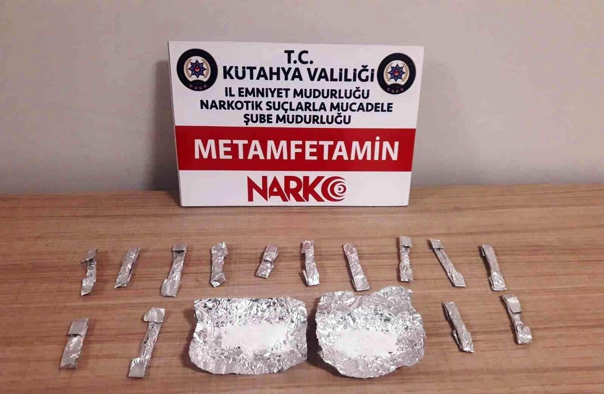 Kütahya haberleri! Kütahya\'da Polis Timlerince durdurulan araçta uyuşturucu ele geçirildi