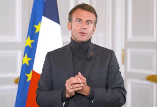 Macron'un giydiği kıyafet Fransa'yı ayağa kaldırdı: Ülkenin cumhurbaşkanı bu kadar aciz olmamalı