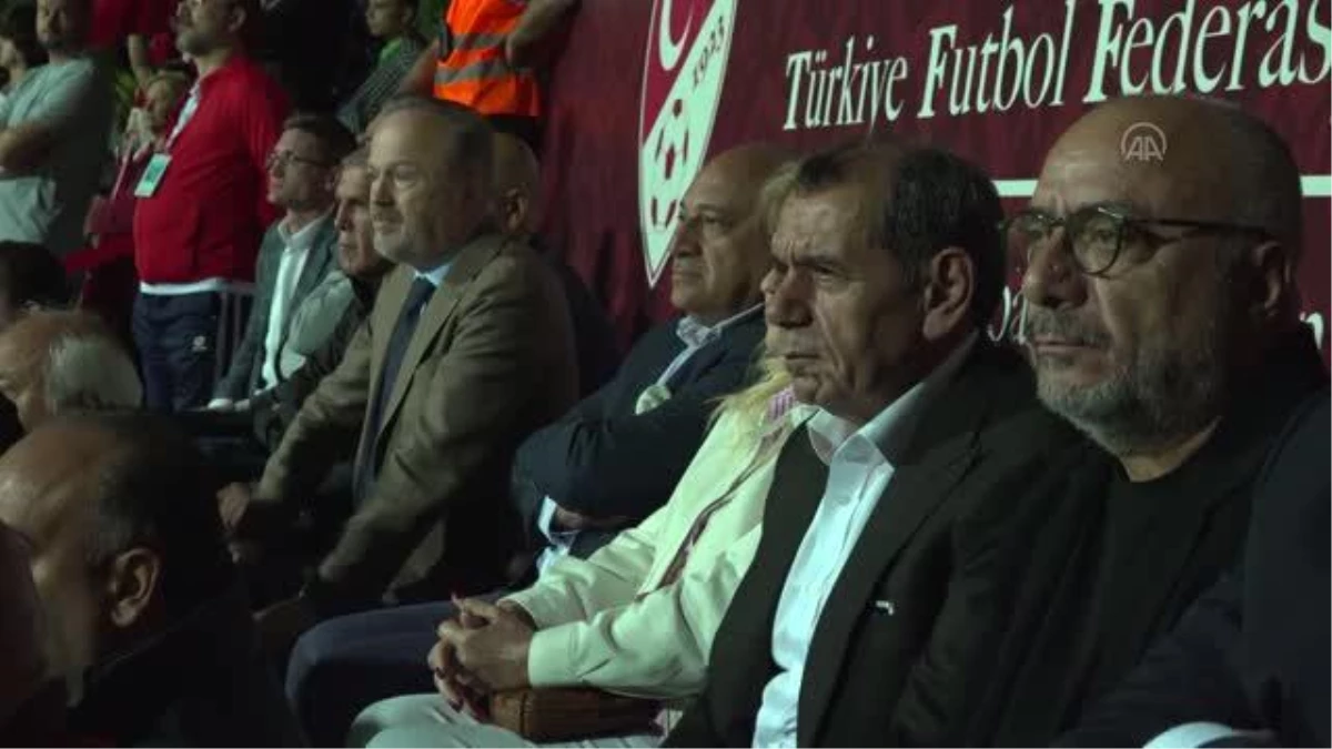 Mehmet Büyükekşi ve Dursun Özbek, Ampute Futbol Milli Takımı\'na destek verdi