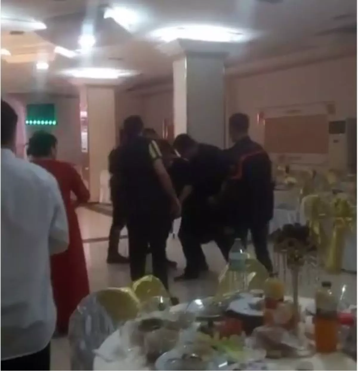 Mühürlü salonda yapılan düğünde çıkan kavgayı polis ekipleri zor durdurdu