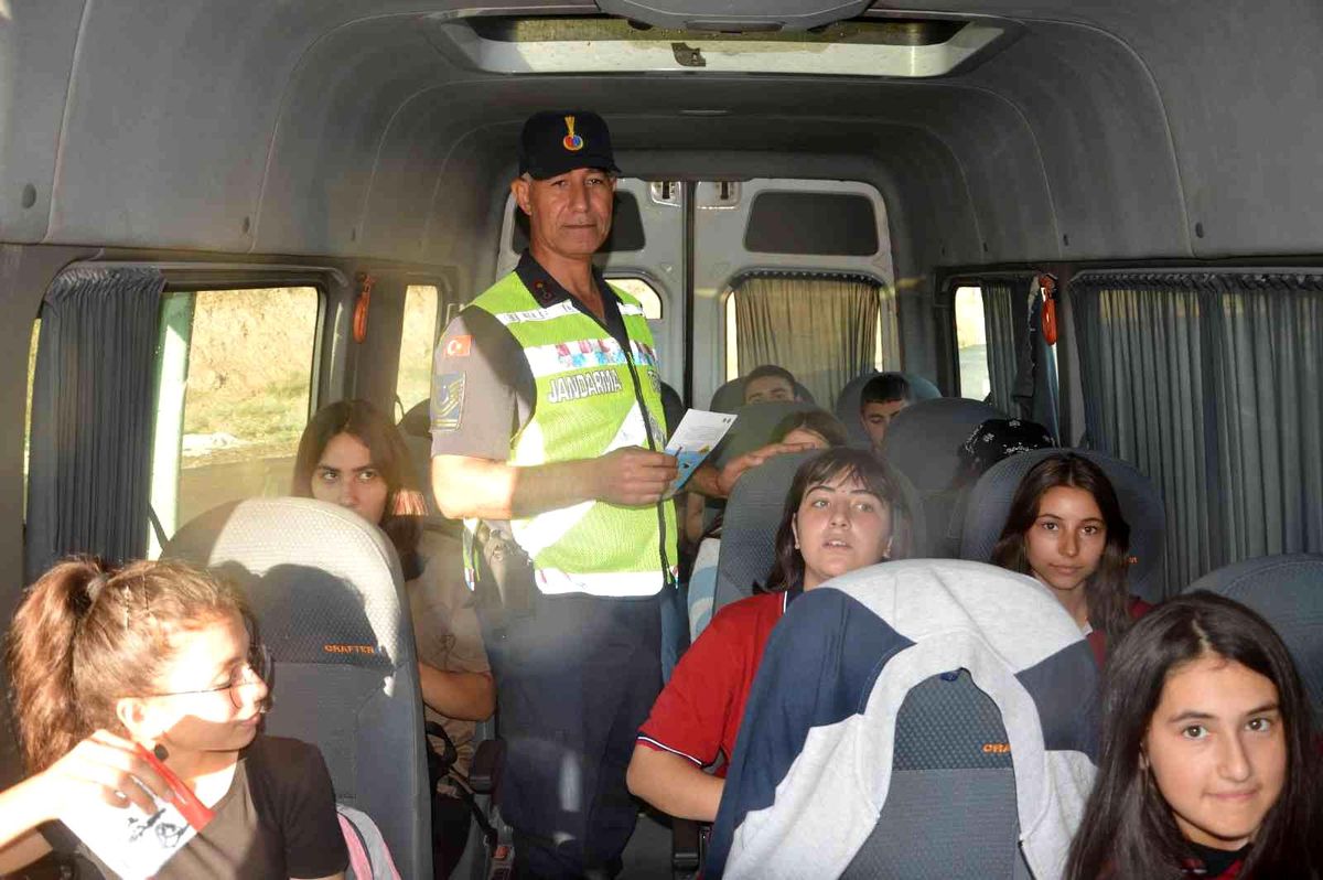 Tokat haberi | Niksar\'da Jandarma\'dan servis araçlarına özel denetim