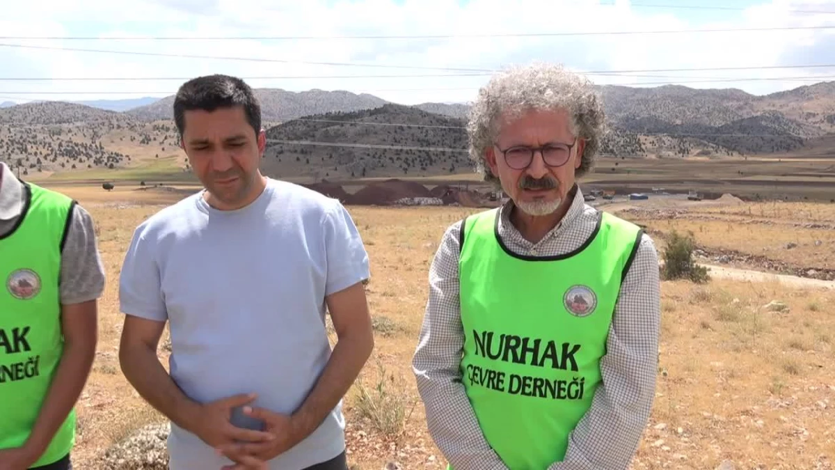 Nurhak\'ta Tarım Arazilerinin Ortasında İşleyen Maden Eleme Tesisinden Çıkan Tozlar Tarım ve Hayvancılığa Zarar Veriyor