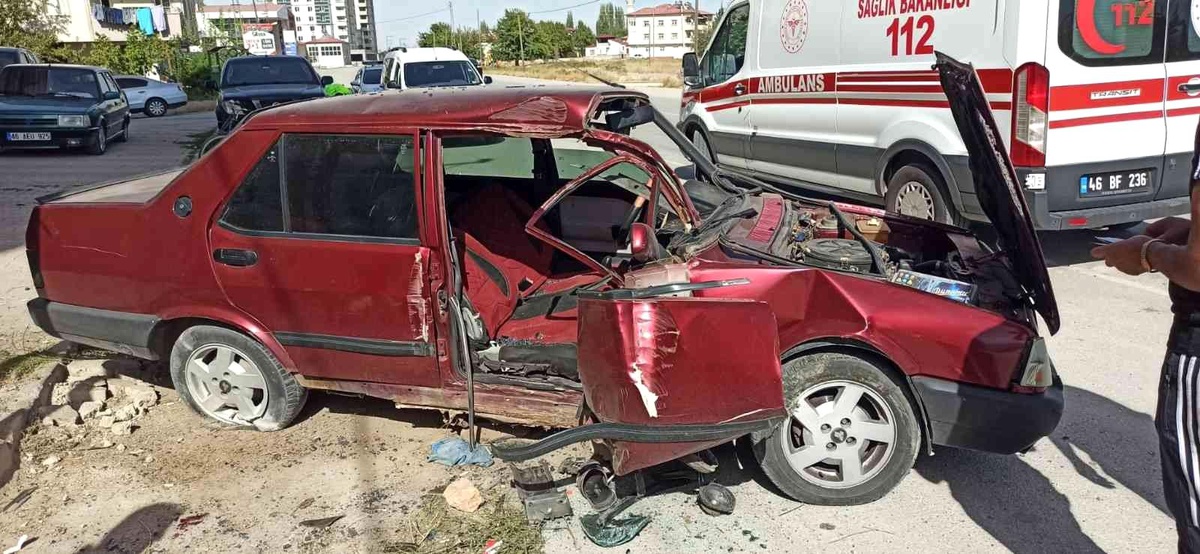 Son dakika haberi! Otomobilin direğe çarpma anı kamerada