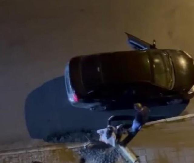 Otomobiline binmek isteyen kadını yerde sürükledi Otomobiline binmek isteyen kadını yerde sürükledi