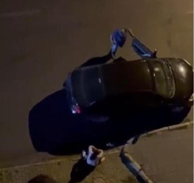 Otomobiline binmek isteyen kadını yerde sürükledi Otomobiline binmek isteyen kadını yerde sürükledi