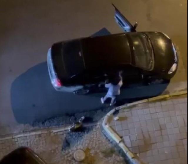 Otomobiline binmek isteyen kadını yerde sürükledi Otomobiline binmek isteyen kadını yerde sürükledi