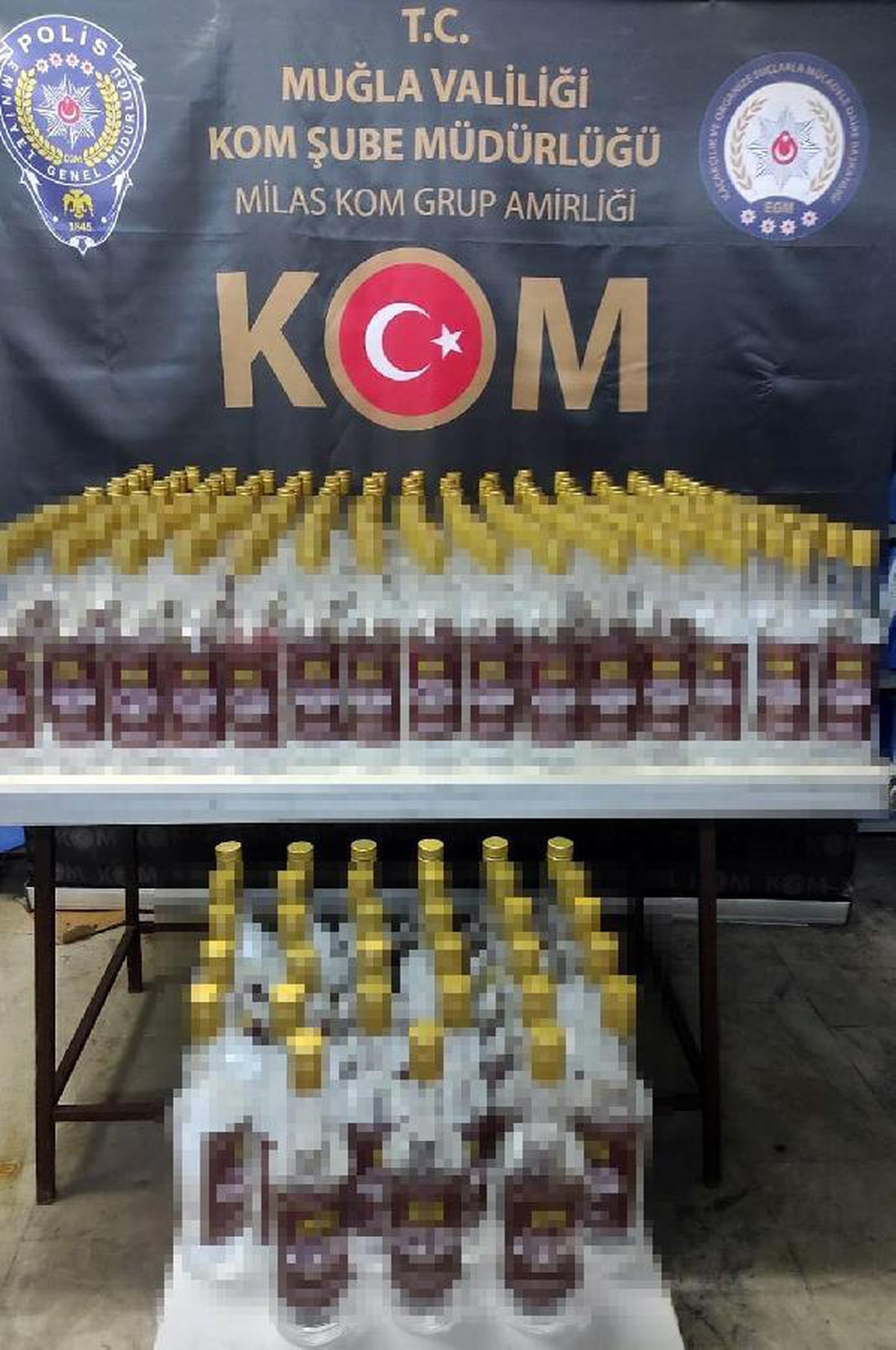 Polis otomobili durdurdu, 2 kardeş 228 şişe sahte rakıyla yakalandı