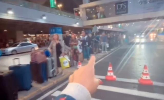 Sabiha Gökçen Havalimanı'nda taksi krizi: Vatandaşa hizmet mi, eziyet mi? Sabiha Gökçen Havalimanı'nda taksi krizi: Vatandaşa hizmet mi, eziyet mi?