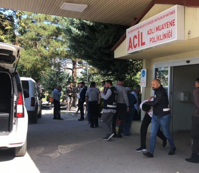 Şarkıcı Onur Şener cinayetinde adliyeye sevk edilen 3 şüpheli, suçu birbirinin üzerine attı Şarkıcı Onur Şener cinayetinde adliyeye sevk edilen 3 şüpheli, suçu birbirinin üzerine attı