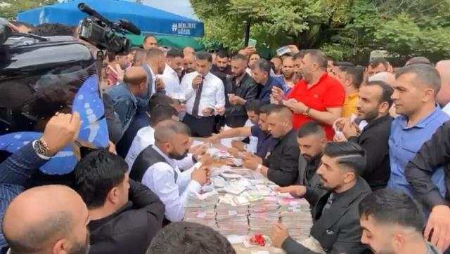 Sayım işlemi saatlerce sürdü! Aşiret düğününde toplanan para ağızları açık bıraktı Sayım işlemi saatlerce sürdü! Aşiret düğününde toplanan para ağızları açık bıraktı