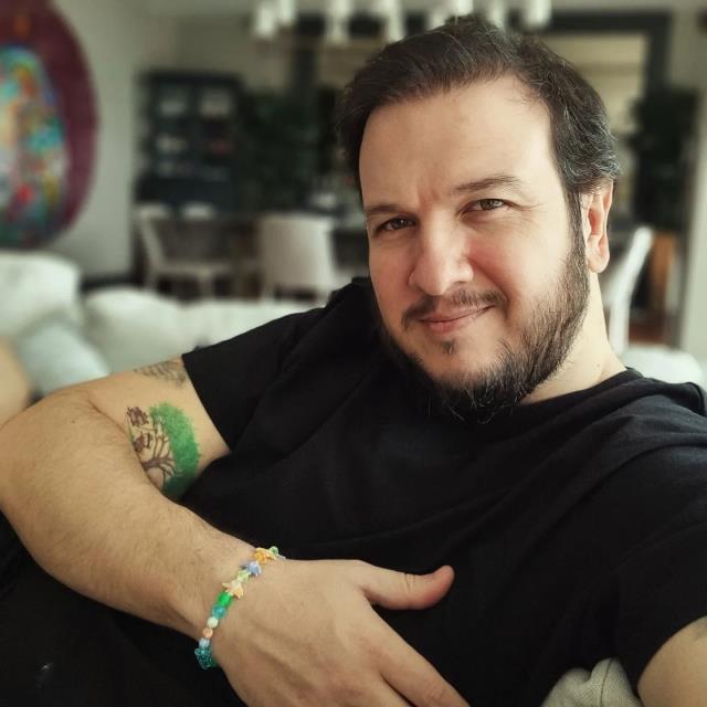 Şehidin vasiyetine destek vermek için yaptığı bağışın miktarını paylaşan Şahan Gökbakar'a tepki yağıyor Şehidin vasiyetine destek vermek için yaptığı bağışın miktarını paylaşan Şahan Gökbakar'a tepki yağıyor