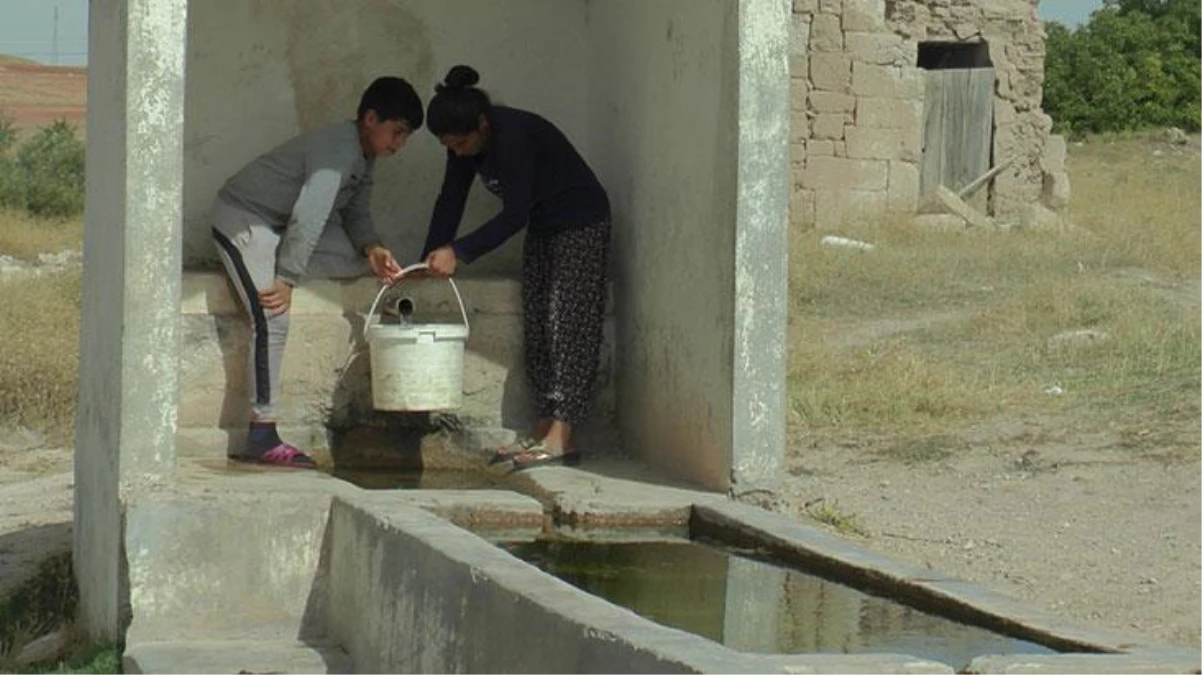 Suların akmamasına isyan eden kadına, köy muhtarından şaşkınlık yaratan tavsiye: Gidin çeşmede yıkanın