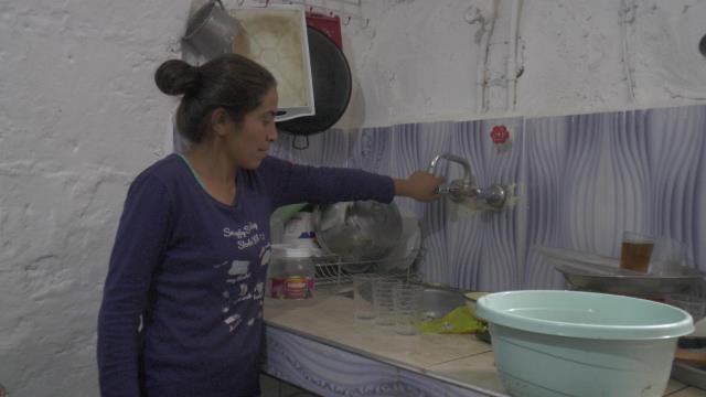 Suları akmayan köyde muhtardan kadınlara akılalmaz tavsiye: Gidin çeşmede yıkanın