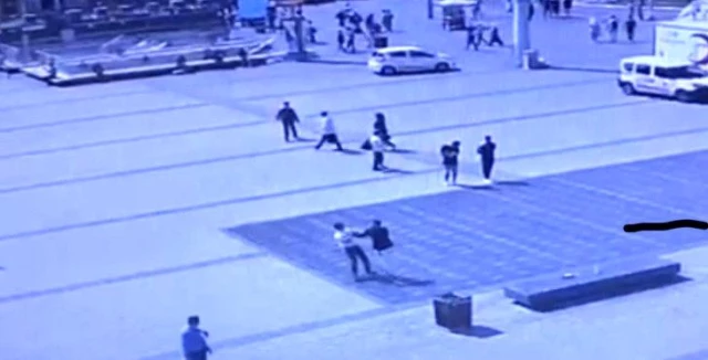 Taksim Meydanı'nda turiste önce darp, sonra gasp kameraya yansıdı