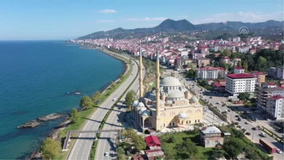 29 yılda tamamlanan yığma taş cami, mimarisiyle dikkati çekiyor