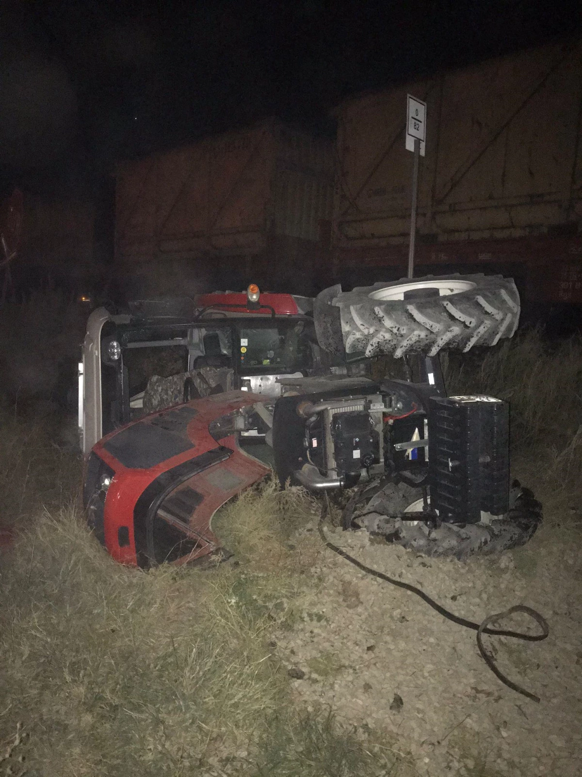 Afyonkarahisar\'da yük treninin çarptığı traktörün sürücüsü yaralandı