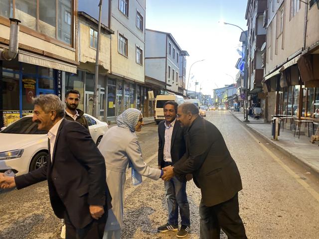 AK Partili Zehra Taşkesenlioğlu'na esnaf ziyaretinde iki koruma polisinin eşlik etmesi dikkat çekti