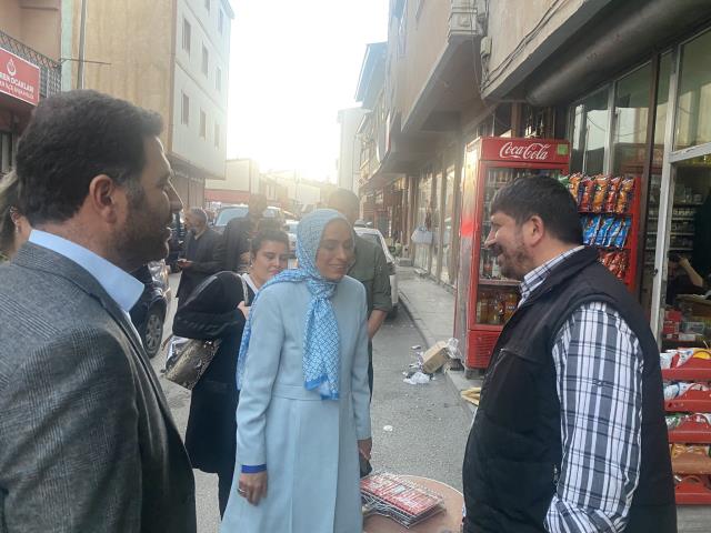 AK Partili Zehra Taşkesenlioğlu'na esnaf ziyaretinde iki koruma polisinin eşlik etmesi dikkat çekti