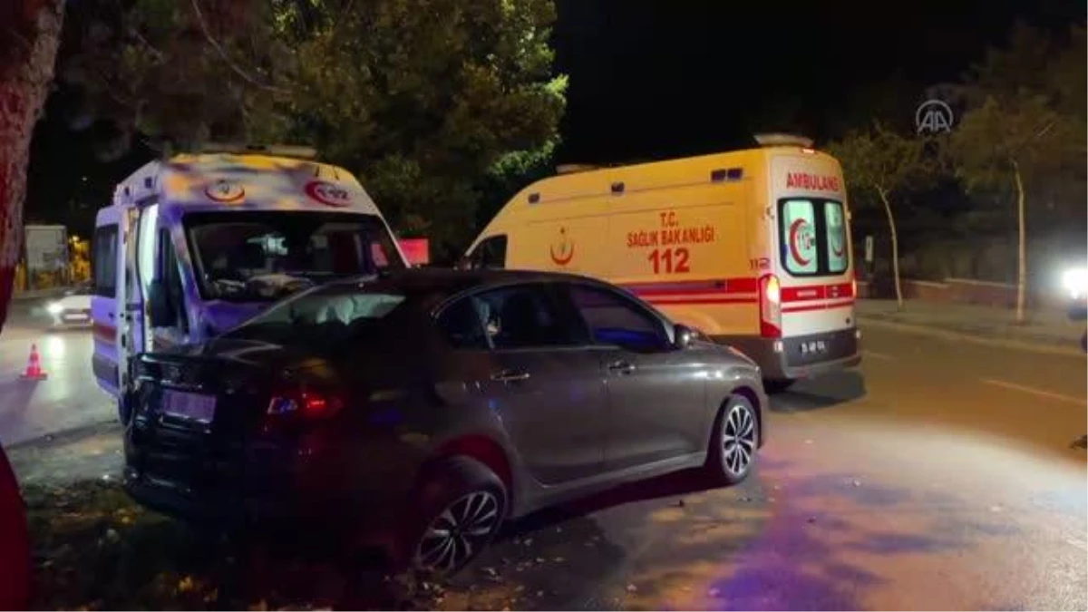 Erzurum\'da ambulans ile otomobil çarpıştı, 2 kişi yaralandı