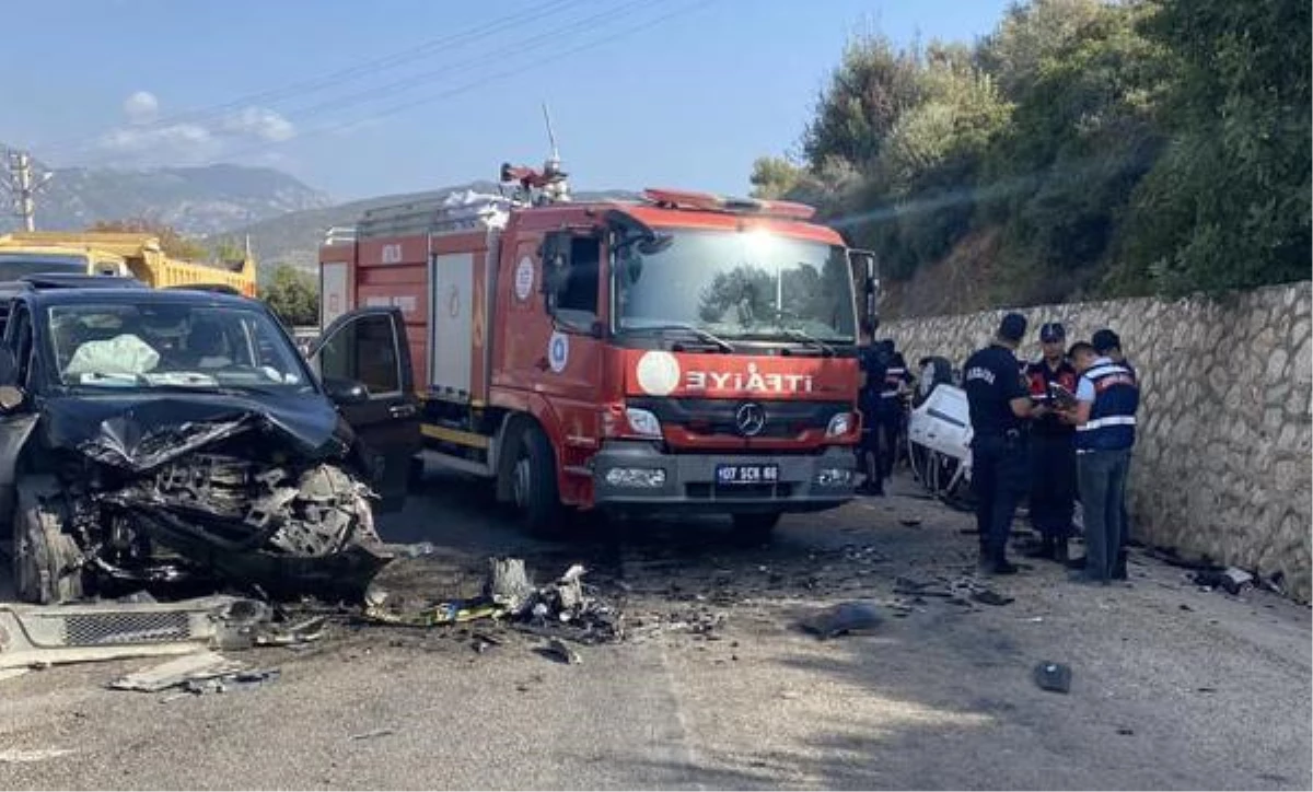 Son dakika haberi... Antalya\'da minibüs ile otomobil çarpıştı; dede- torun öldü, 4 yaralı