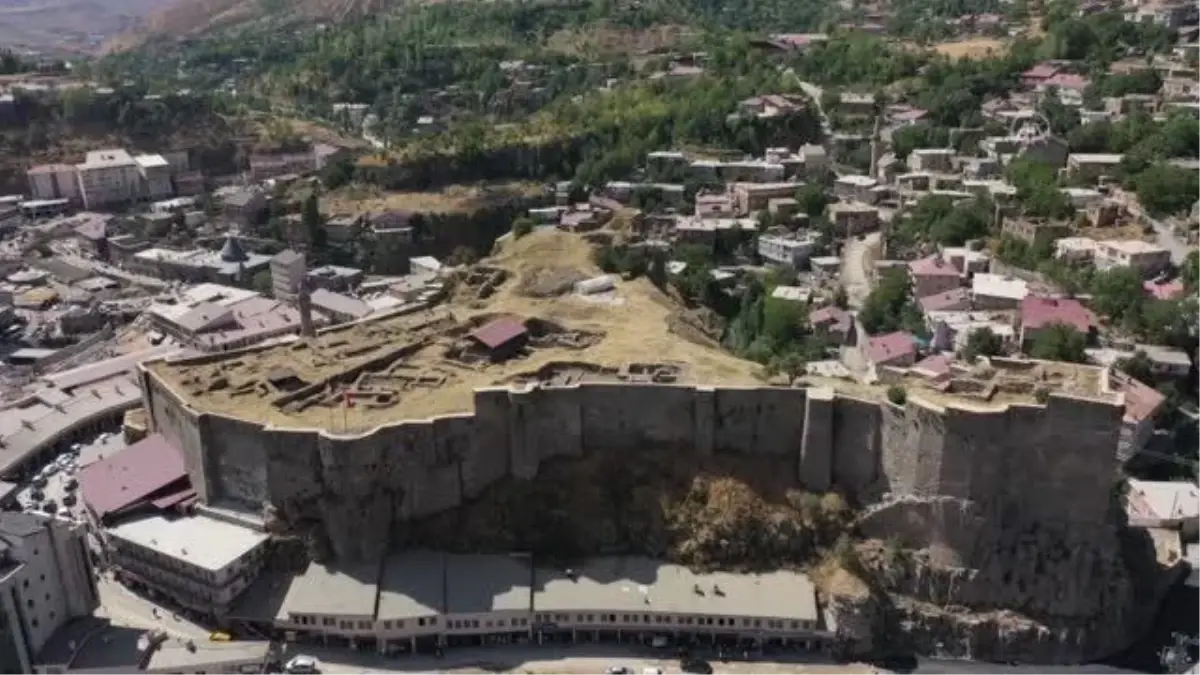 Bitlis Kalesi\'ndeki kazılarda konut kalıntıları ortaya çıkarıldı