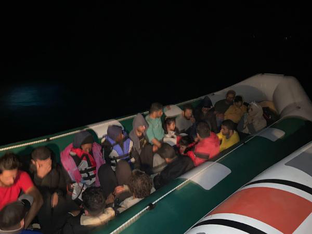 Muğla haberi! Bodrum\'da Yunanistan\'ın ittiği 14 kaçak göçmen kurtarıldı