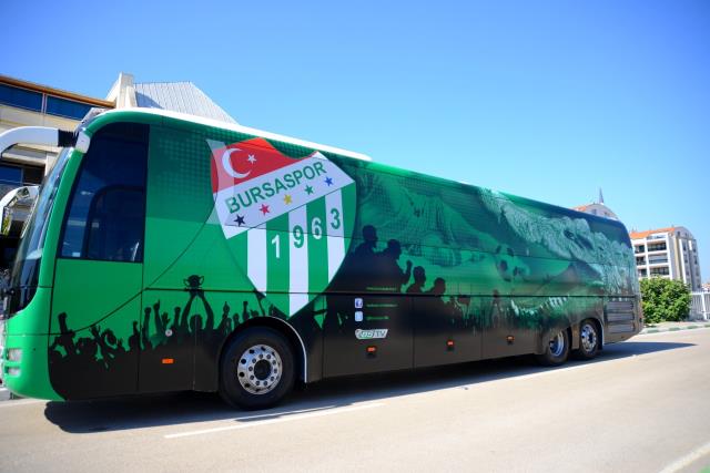 Bursaspor'un maç oynadığı sırada otobüsüne haciz konulmak istendi Bursaspor'un maç oynadığı sırada otobüsüne haciz konulmak istendi