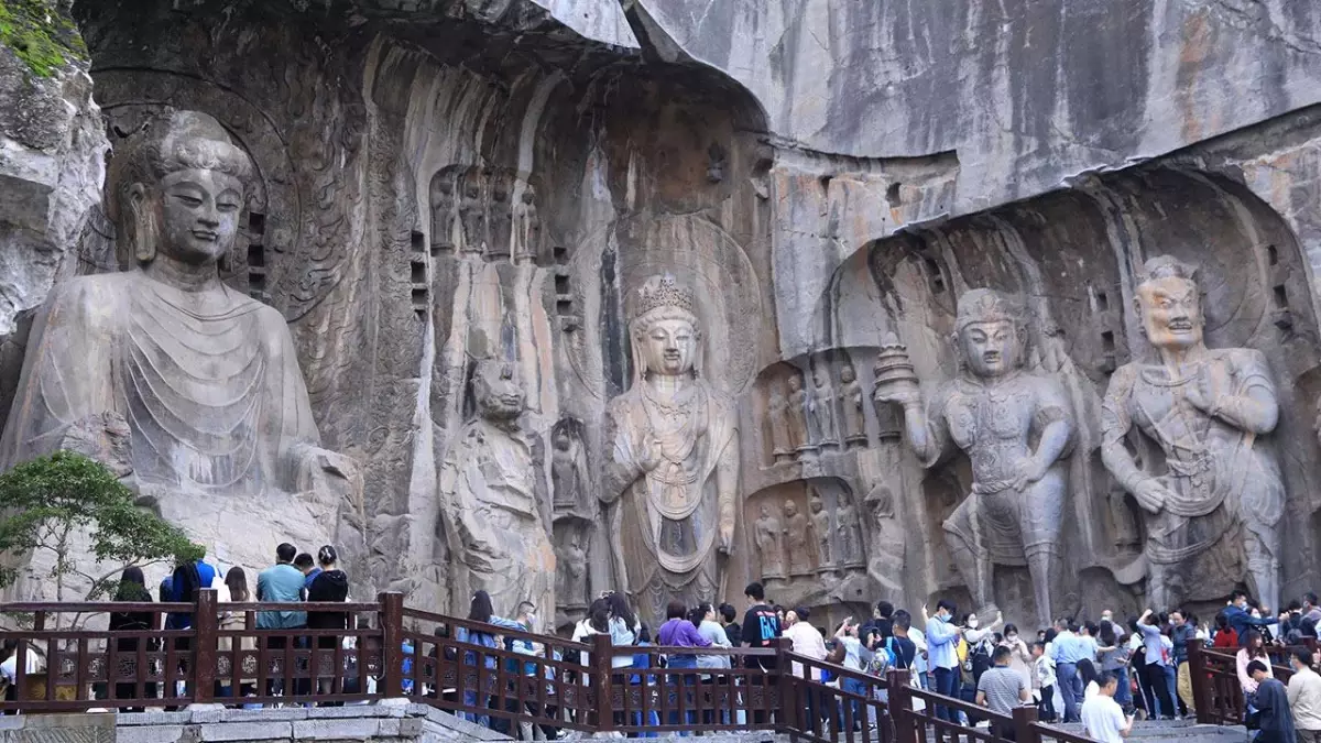 Çin\'deki Longmen Mağaraları Ulusal Gün Tatilinde Ziyaretçi Akınına Uğradı