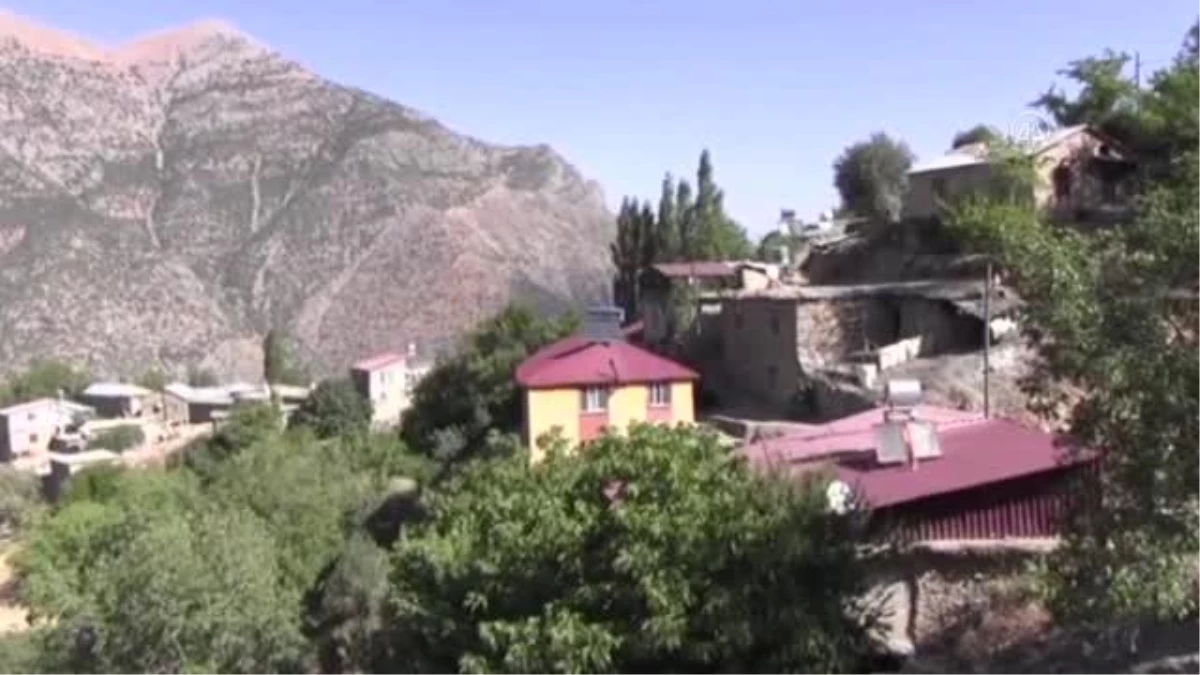 Siirt\'in Daltepe ve Kalkancık köylerinde PKK\'lı teröristlerin katlettiği 37 kişi anıldı