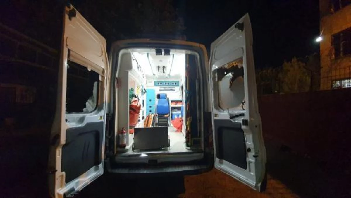 Diyarbakır haberi: Diyarbakır\'da hasta taşıyan ambulansa taşlı saldırı (2)